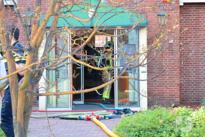 Brand in gemeentehuis vergt grote inzet brandweer
