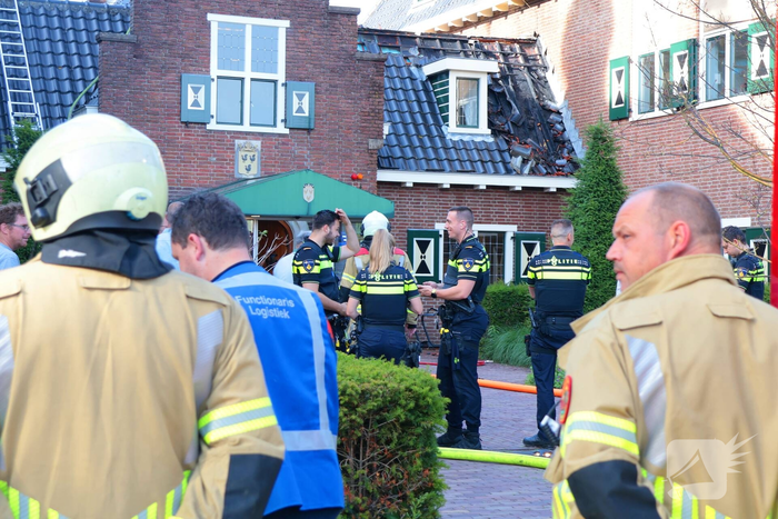 Brand in gemeentehuis vergt grote inzet brandweer