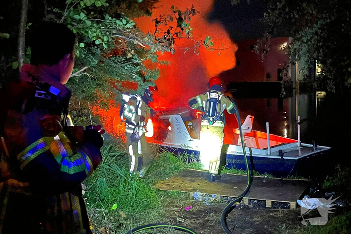 Uitslaande brand op boot in nachtelijke uren