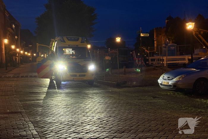 Politieagent springt het water in bij reddingsactie