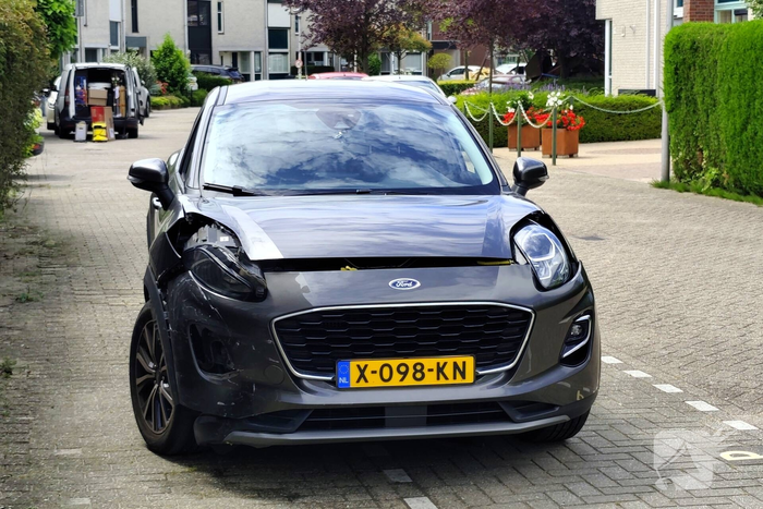 Auto's botsen op kruising in woonwijk