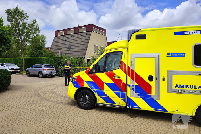 Auto's botsen op kruising in woonwijk