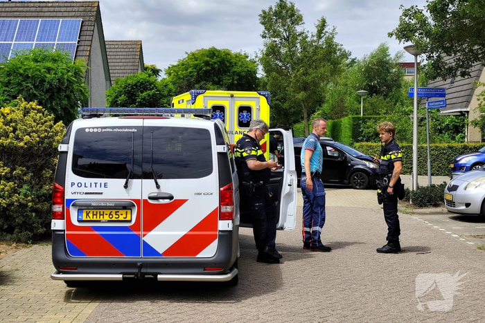 Auto's botsen op kruising in woonwijk