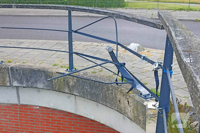 Hekwerk brug beschadigd door automobilist