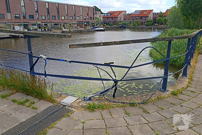 Hekwerk brug beschadigd door automobilist