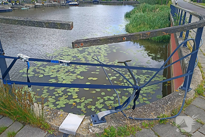 Hekwerk brug beschadigd door automobilist
