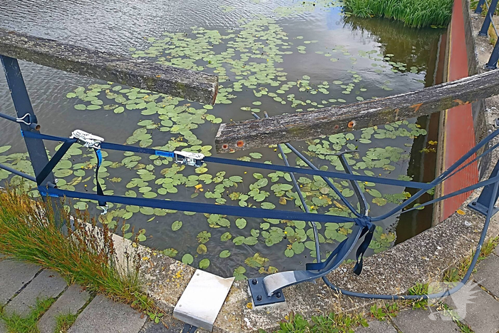 Hekwerk brug beschadigd door automobilist