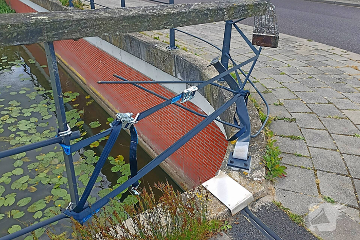 Hekwerk brug beschadigd door automobilist