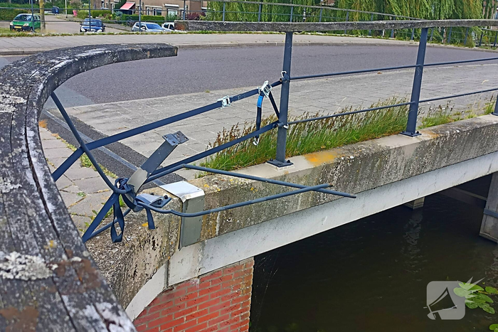 Hekwerk brug beschadigd door automobilist