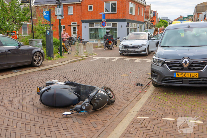Scooterrijder gewond bij aanrijding met auto op kruising