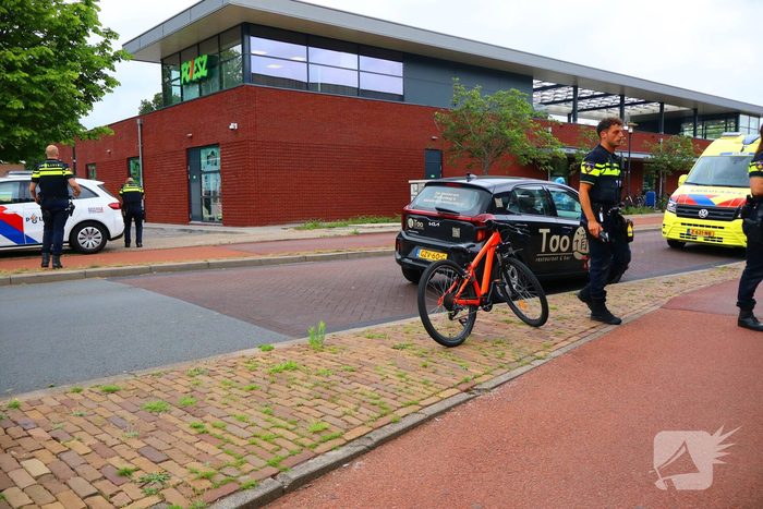 Fietser gewond bij botsing met maaltijdbezorger bij rotonde