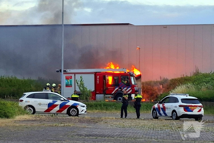 Forse rookontwikkeling door brand in bouwkeet