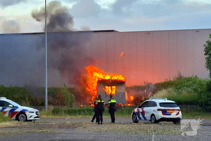 Forse rookontwikkeling door brand in bouwkeet