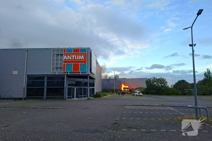 Forse rookontwikkeling door brand in bouwkeet