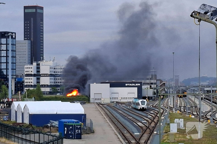Forse rookontwikkeling door brand in bouwkeet