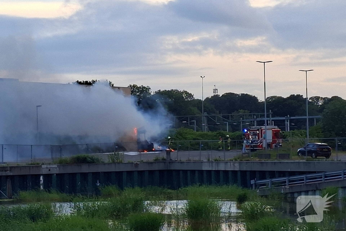 Forse rookontwikkeling door brand in bouwkeet