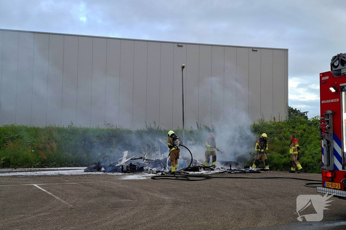 Forse rookontwikkeling door brand in bouwkeet