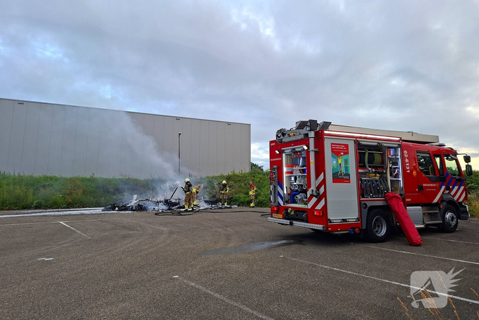 Forse rookontwikkeling door brand in bouwkeet