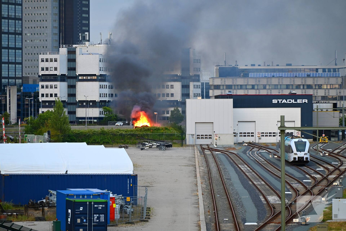 Forse rookontwikkeling door brand in bouwkeet