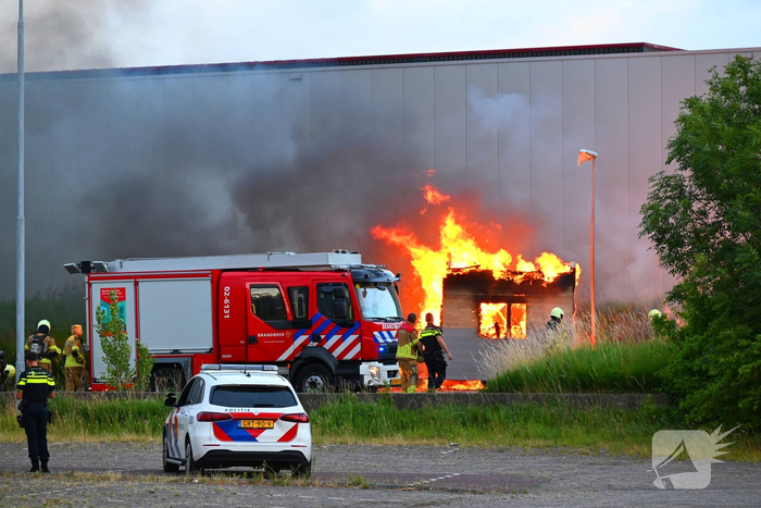 Forse rookontwikkeling door brand in bouwkeet