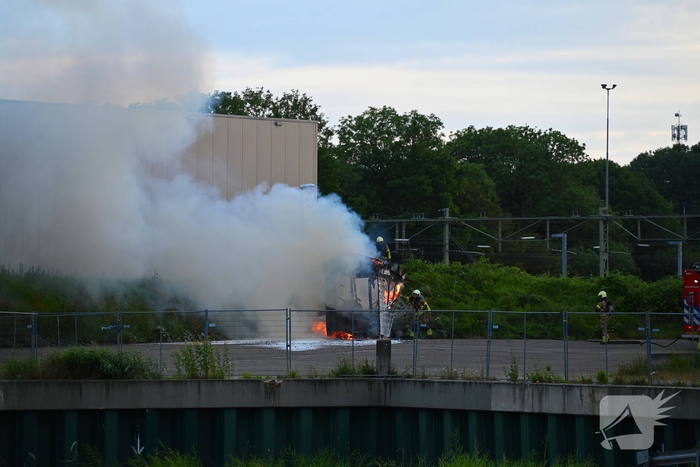 Forse rookontwikkeling door brand in bouwkeet