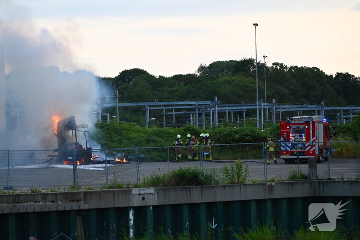 Forse rookontwikkeling door brand in bouwkeet
