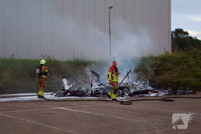 Forse rookontwikkeling door brand in bouwkeet
