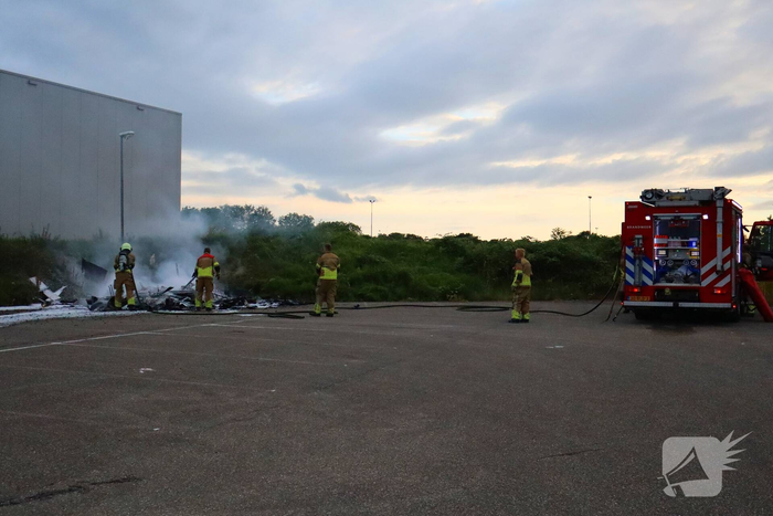Forse rookontwikkeling door brand in bouwkeet
