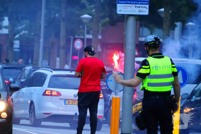 Veel onrust na wedstrijd: politie bekogeld met vuurwerk