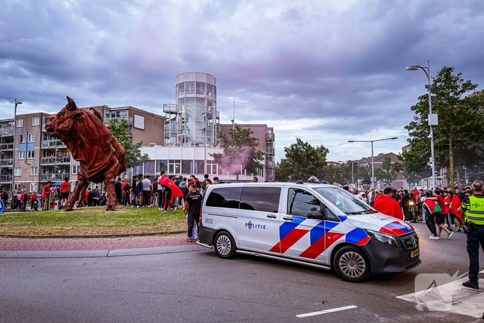 Veel onrust na wedstrijd: politie bekogeld met vuurwerk