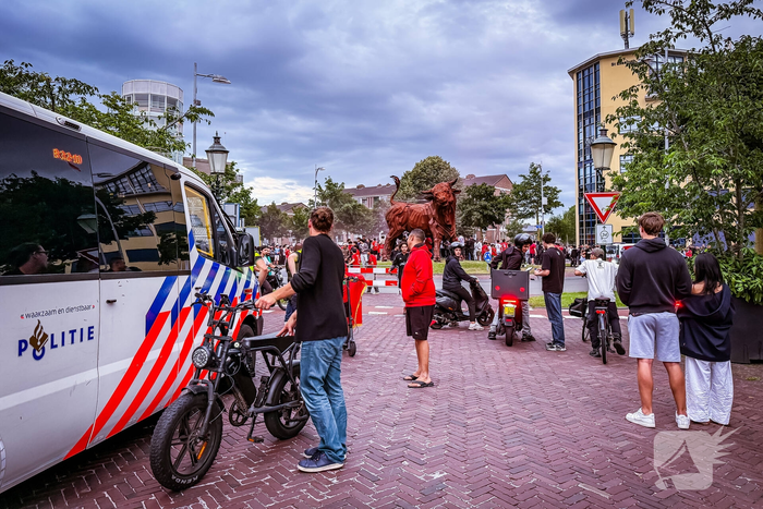 Veel onrust na wedstrijd: politie bekogeld met vuurwerk