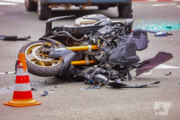Motorrijder gewond bij aanrijding met personenauto