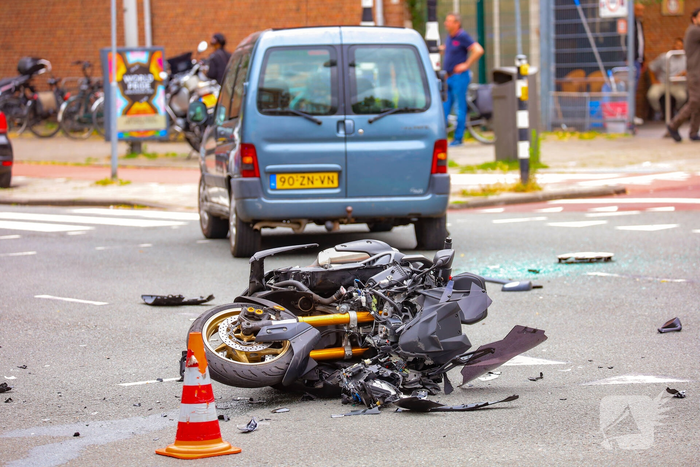 Motorrijder gewond bij aanrijding met personenauto