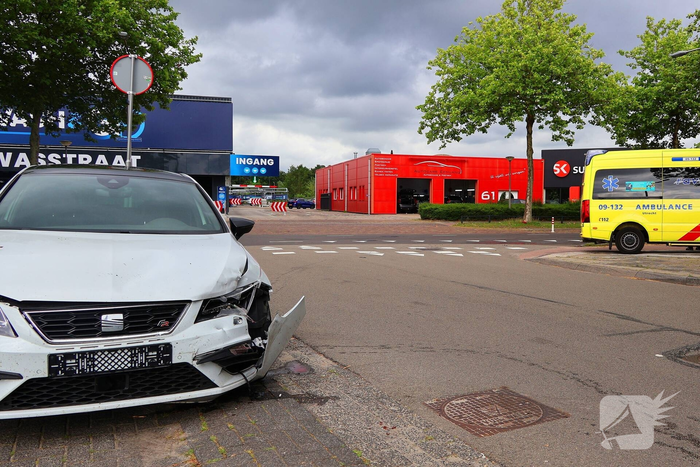 Botsing op kruising tussen twee personenauto’s