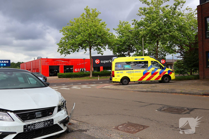 Botsing op kruising tussen twee personenauto’s