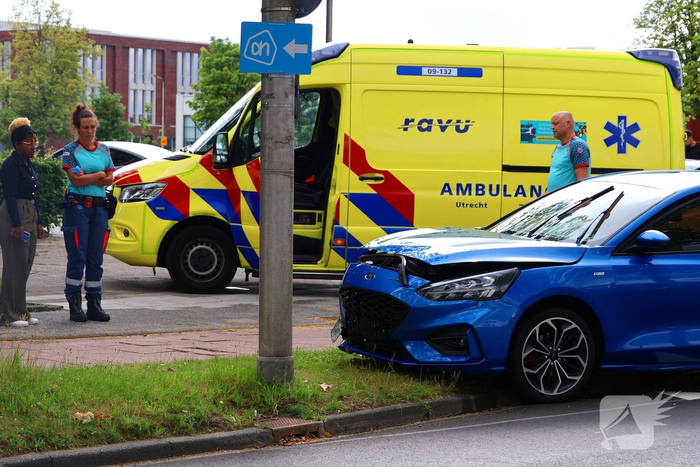 Botsing op kruising tussen twee personenauto’s