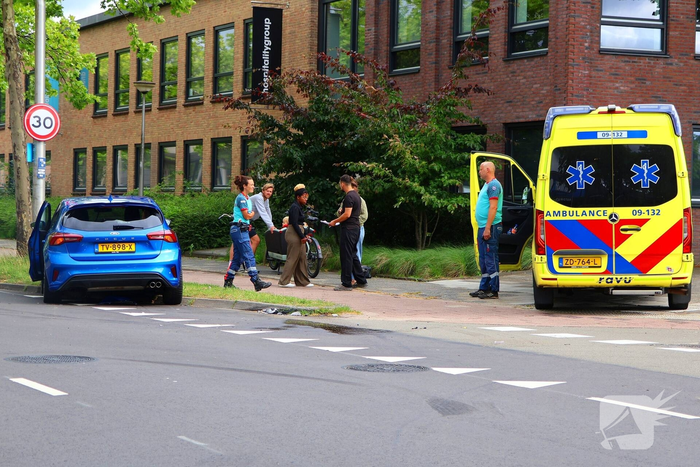 Botsing op kruising tussen twee personenauto’s