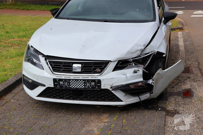 Botsing op kruising tussen twee personenauto’s