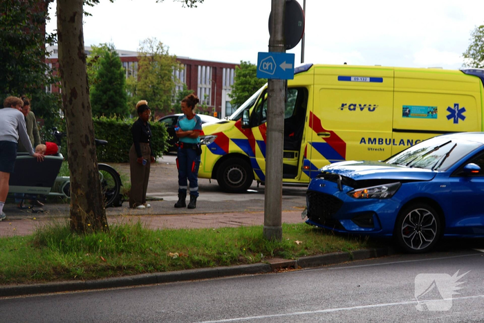 Botsing op kruising tussen twee personenauto’s