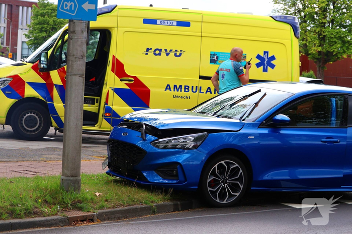 Botsing op kruising tussen twee personenauto’s