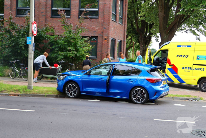 Botsing op kruising tussen twee personenauto’s