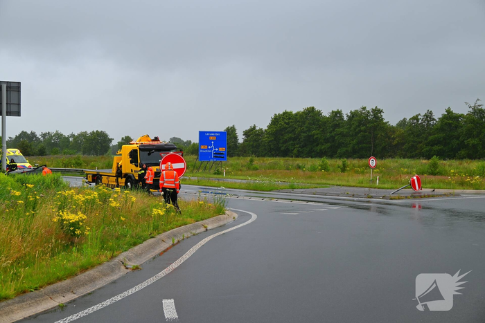 Automobilist verliest controle over het stuur