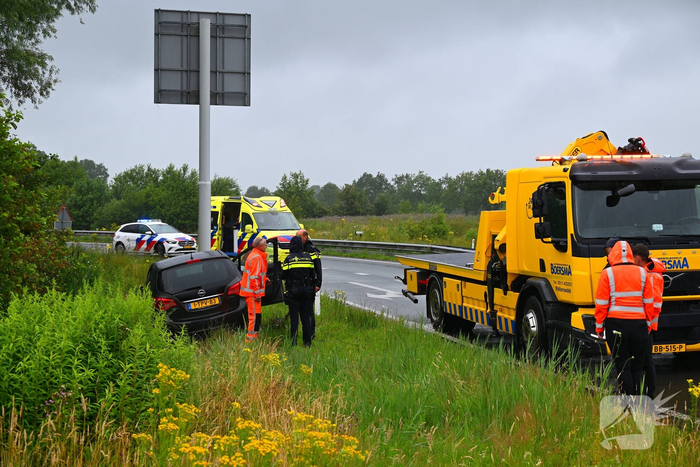 Automobilist verliest controle over het stuur