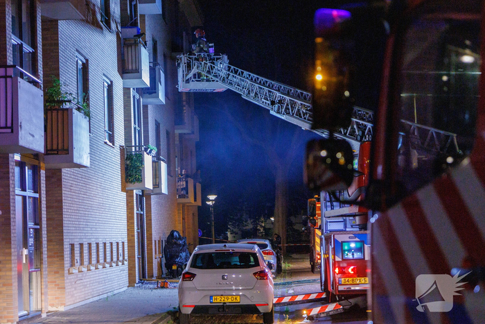 Explosie in flat leidt tot woningbrand