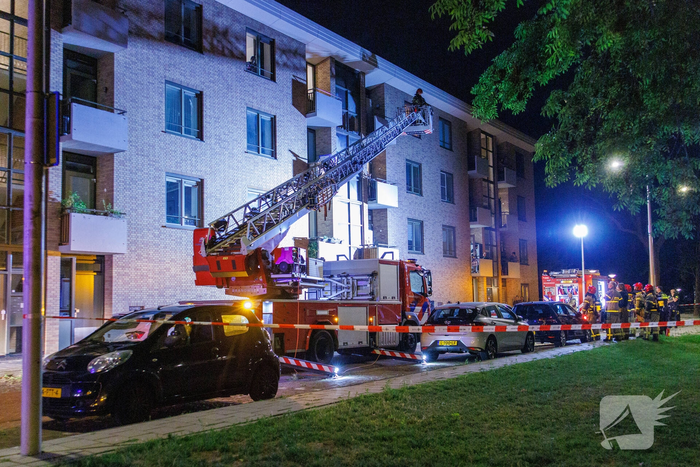 Explosie in flat leidt tot woningbrand