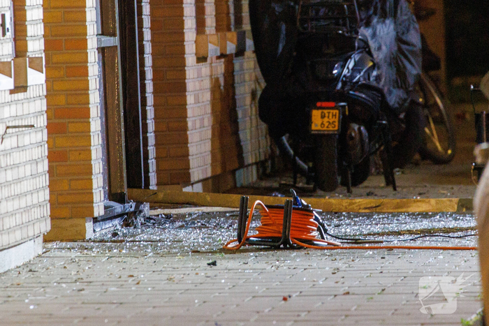Explosie in flat leidt tot woningbrand