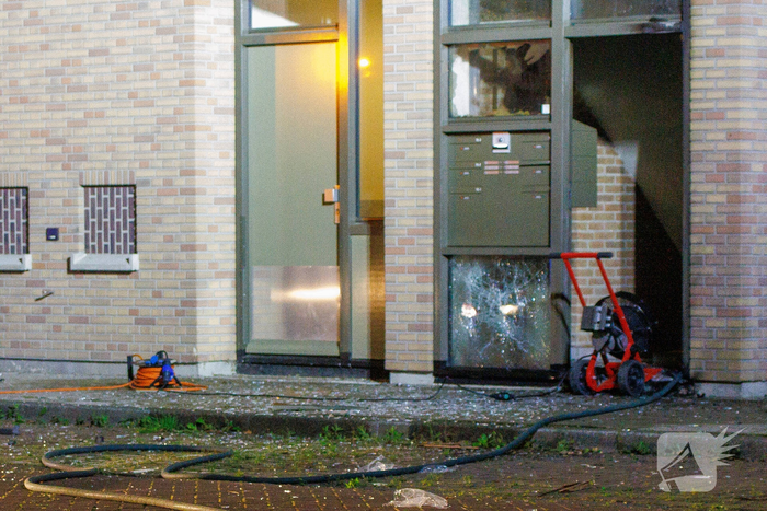 Explosie in flat leidt tot woningbrand