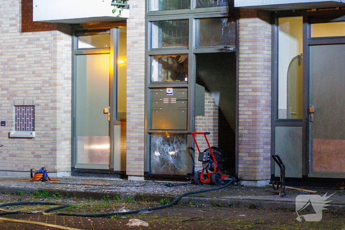Explosie in flat leidt tot woningbrand