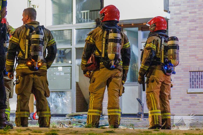 Explosie in flat leidt tot woningbrand