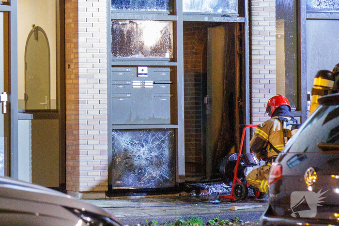 Explosie in flat leidt tot woningbrand